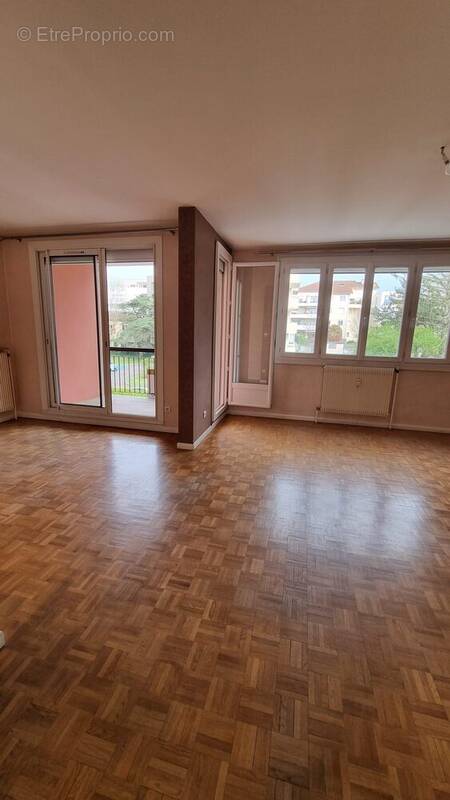 Appartement à DECINES-CHARPIEU