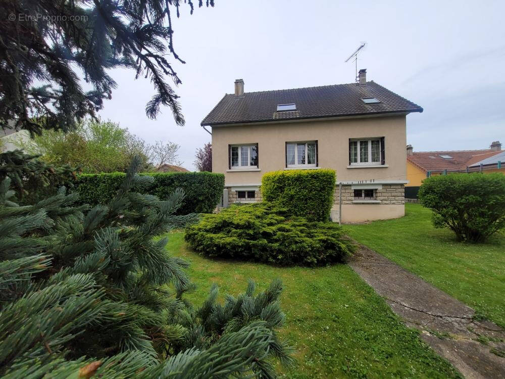 Maison à LE THILLAY