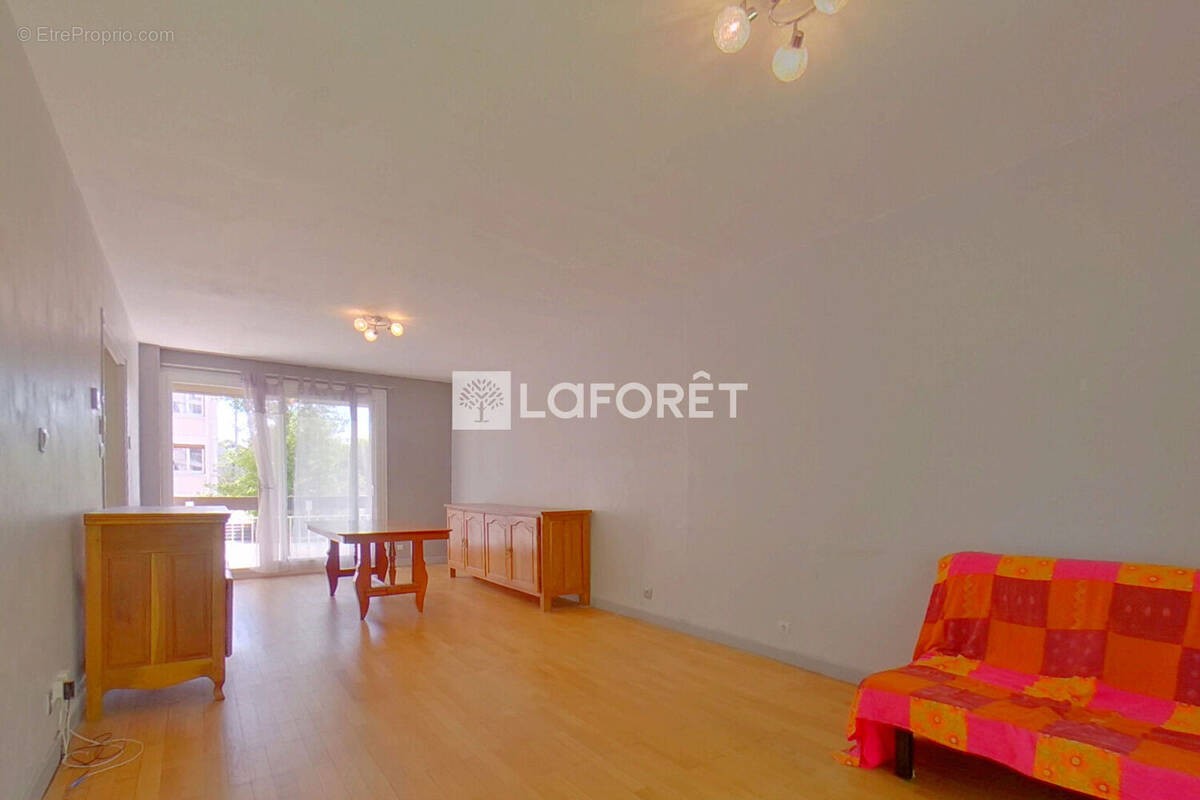 Appartement à PERONNAS
