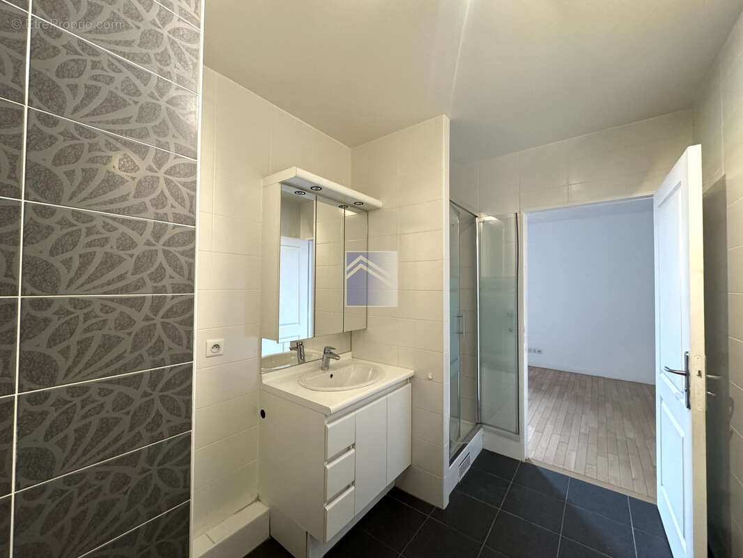 Appartement à COURBEVOIE