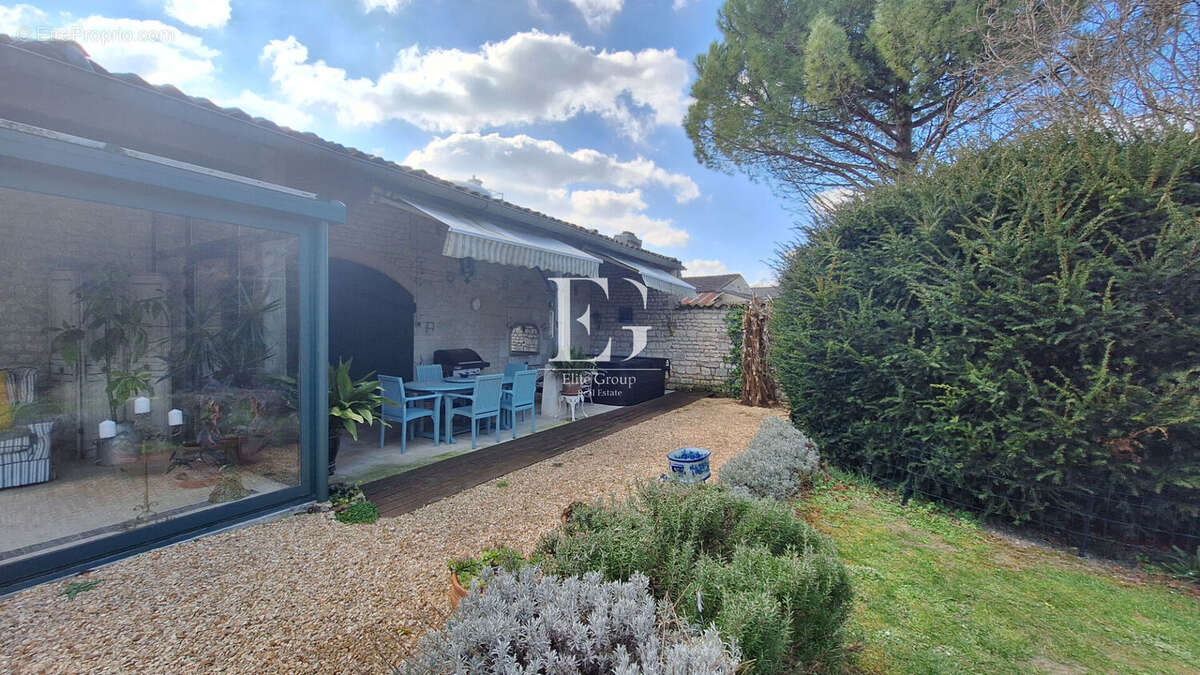 Maison à SEGONZAC