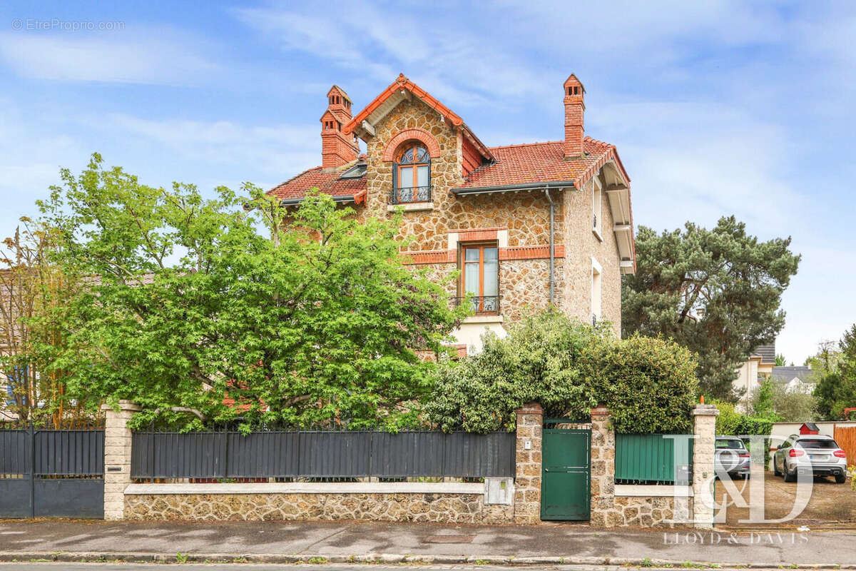 Maison à SAINTE-GENEVIEVE-DES-BOIS