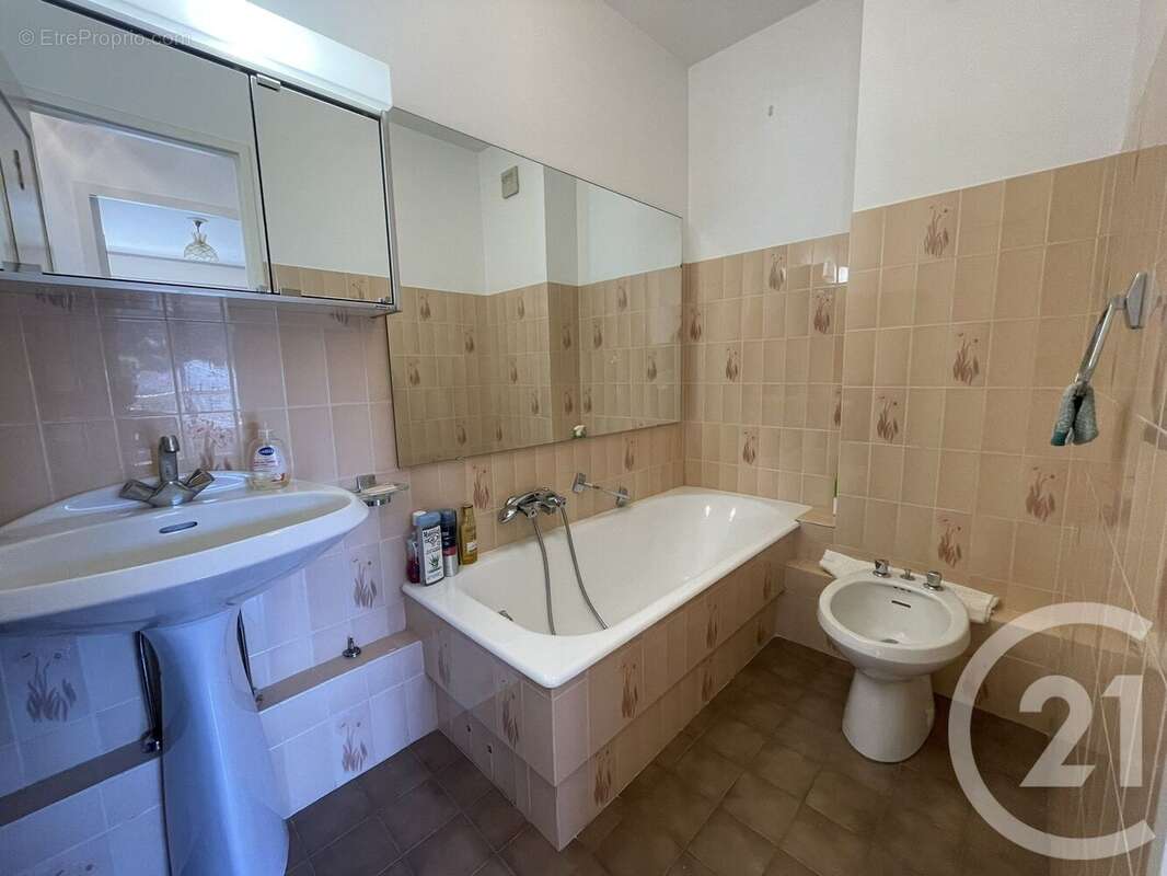 Appartement à SAINT-LAURENT-DU-VAR