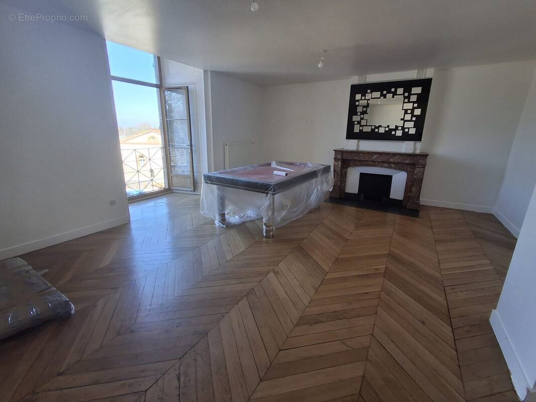Appartement à SURY-LE-COMTAL