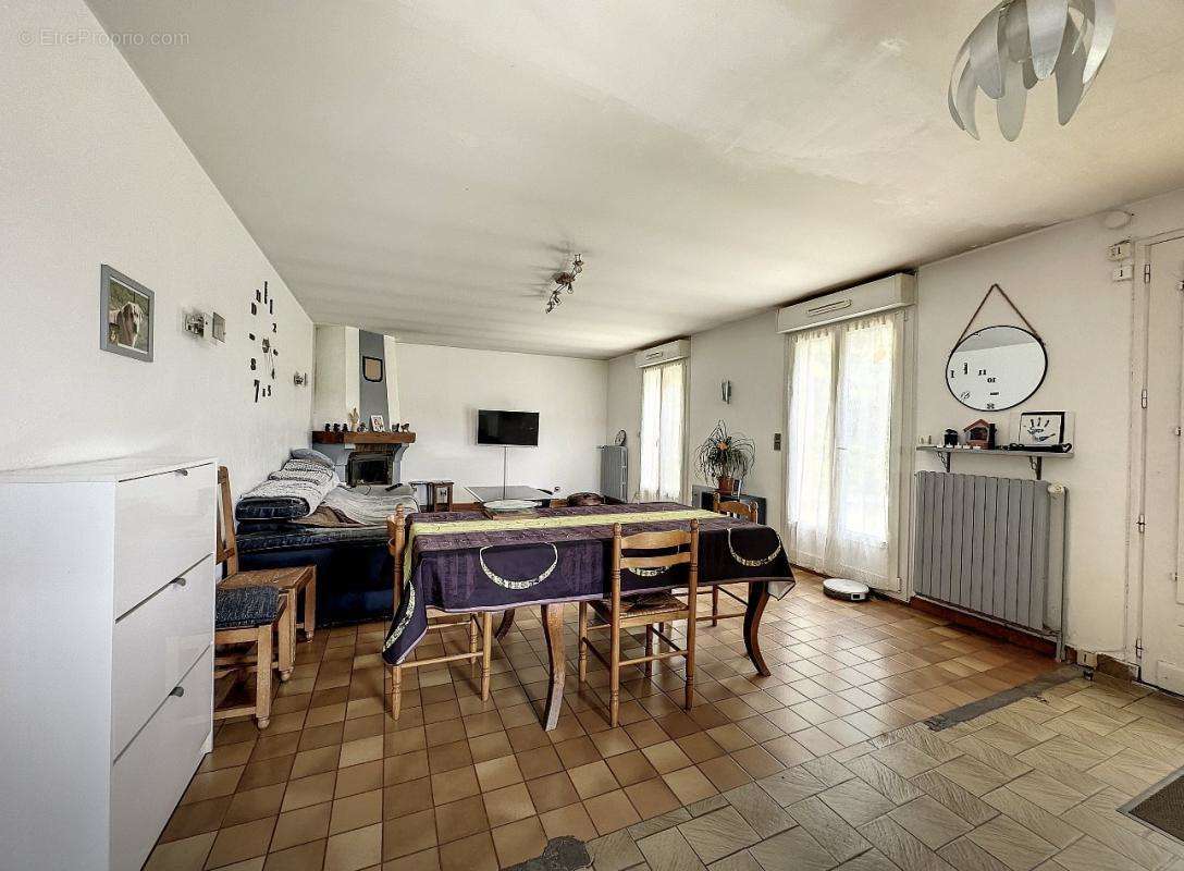 Maison à LA CHAPELLE-DE-BRAIN