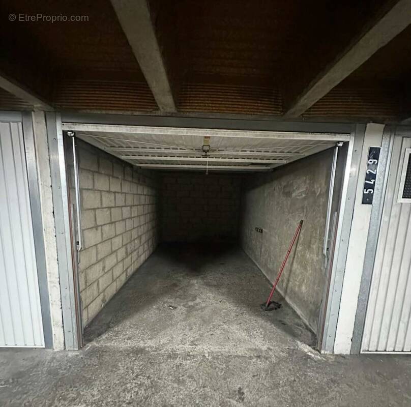 Parking à PARIS-18E