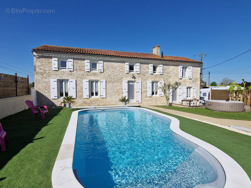 Maison à TONNAY-CHARENTE