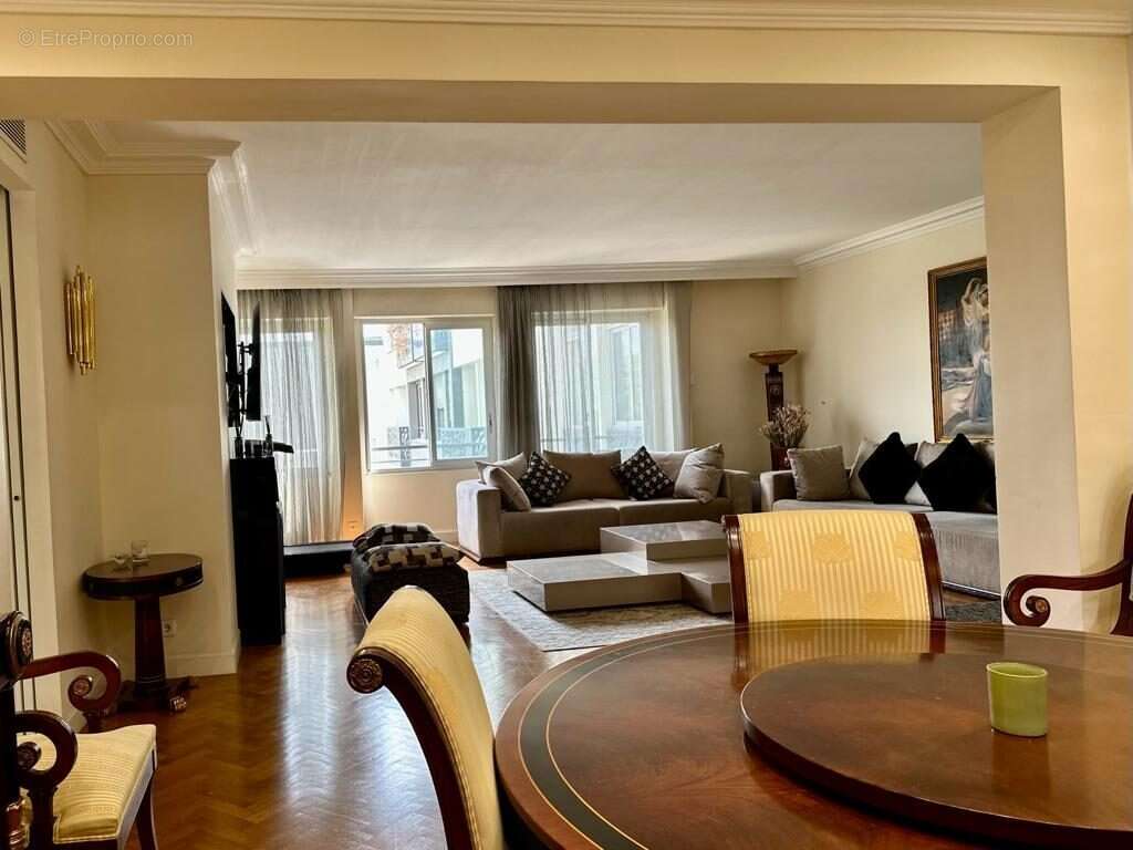 Appartement à PARIS-8E