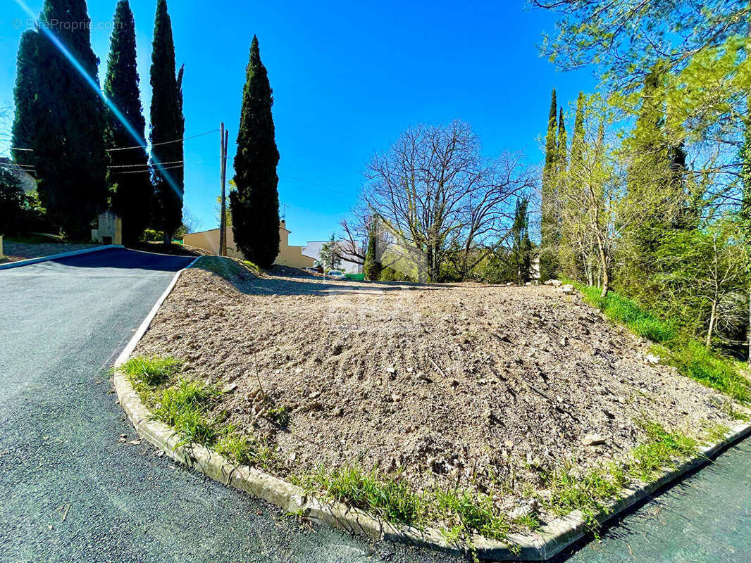 Terrain à MOUANS-SARTOUX