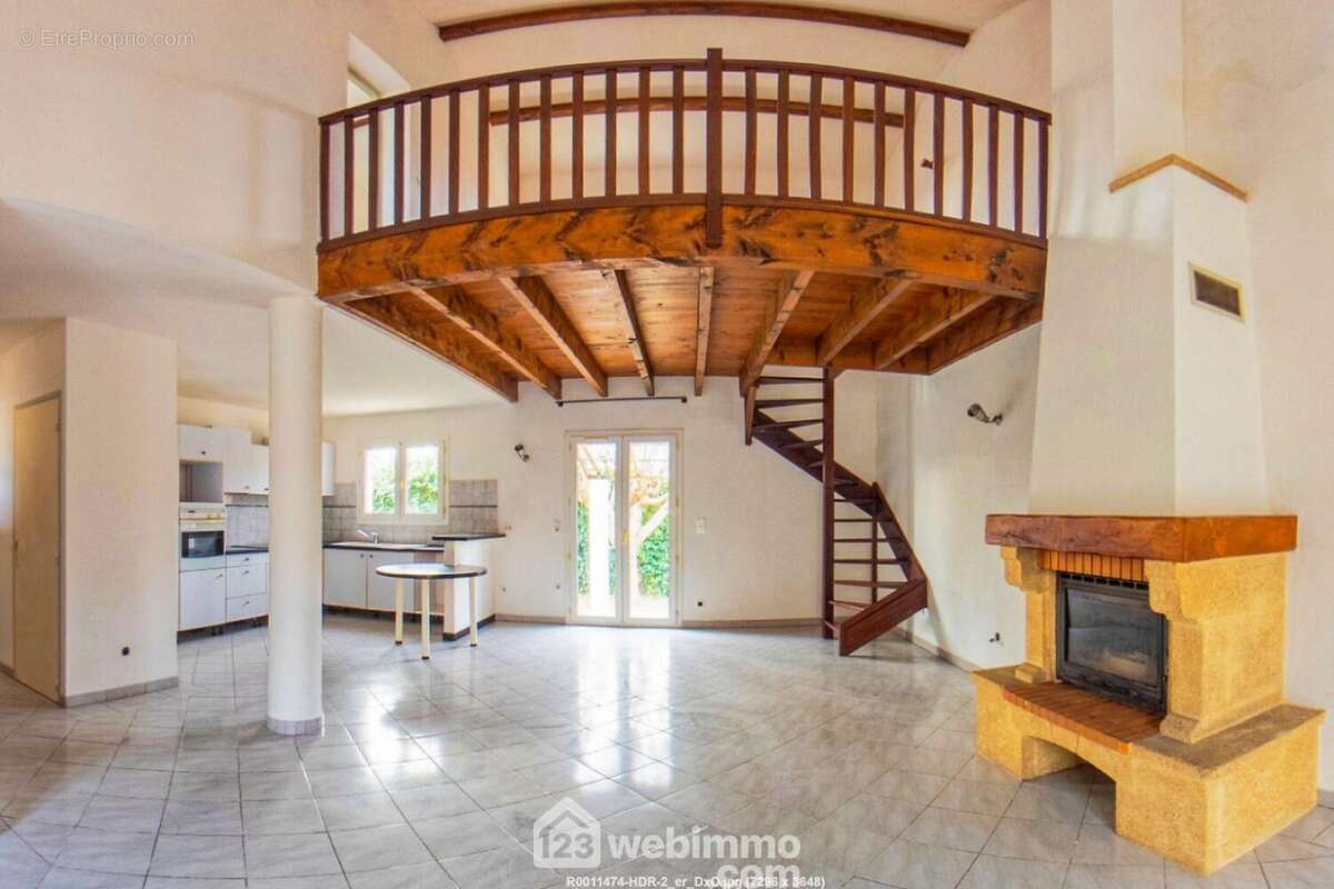 ...elle propose un volume agréable avec 6 mètres de hauteur !.. - Maison à FABREGUES