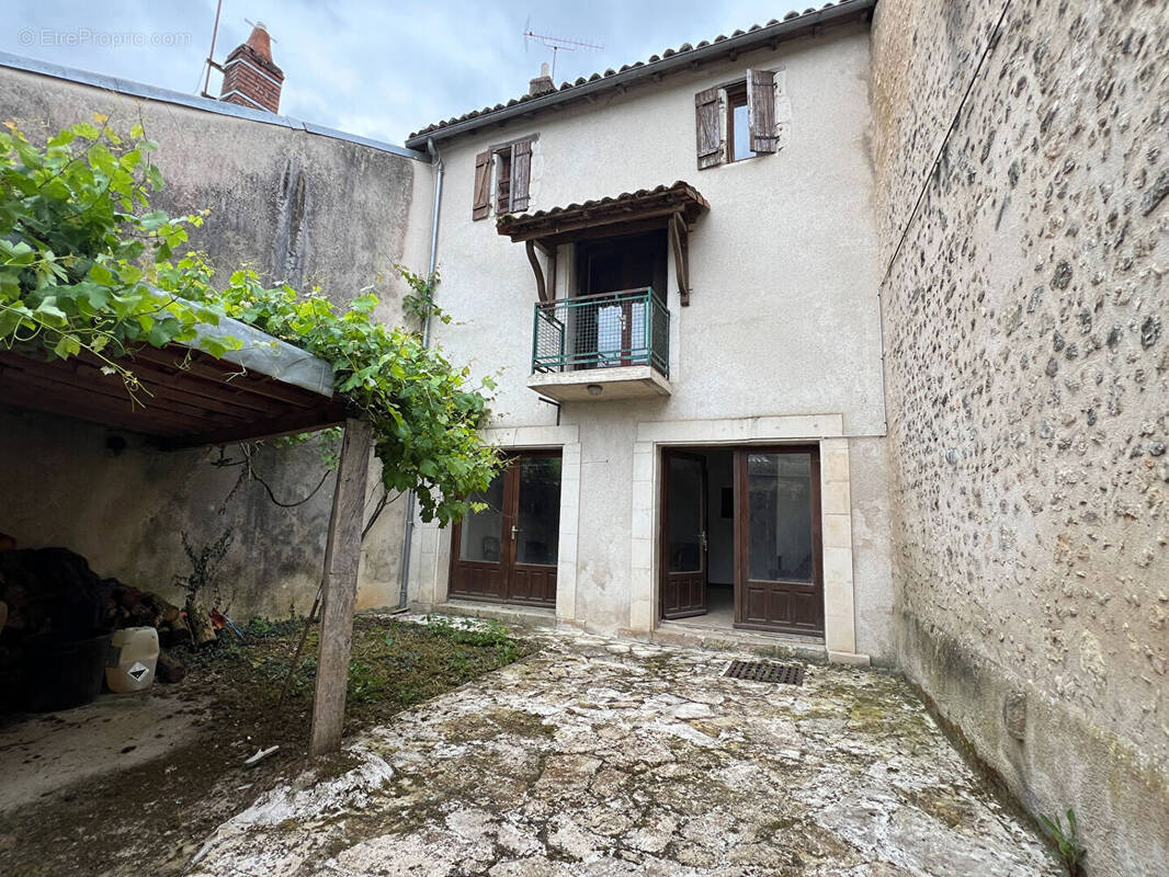 Maison à LUSSAC-LES-CHATEAUX