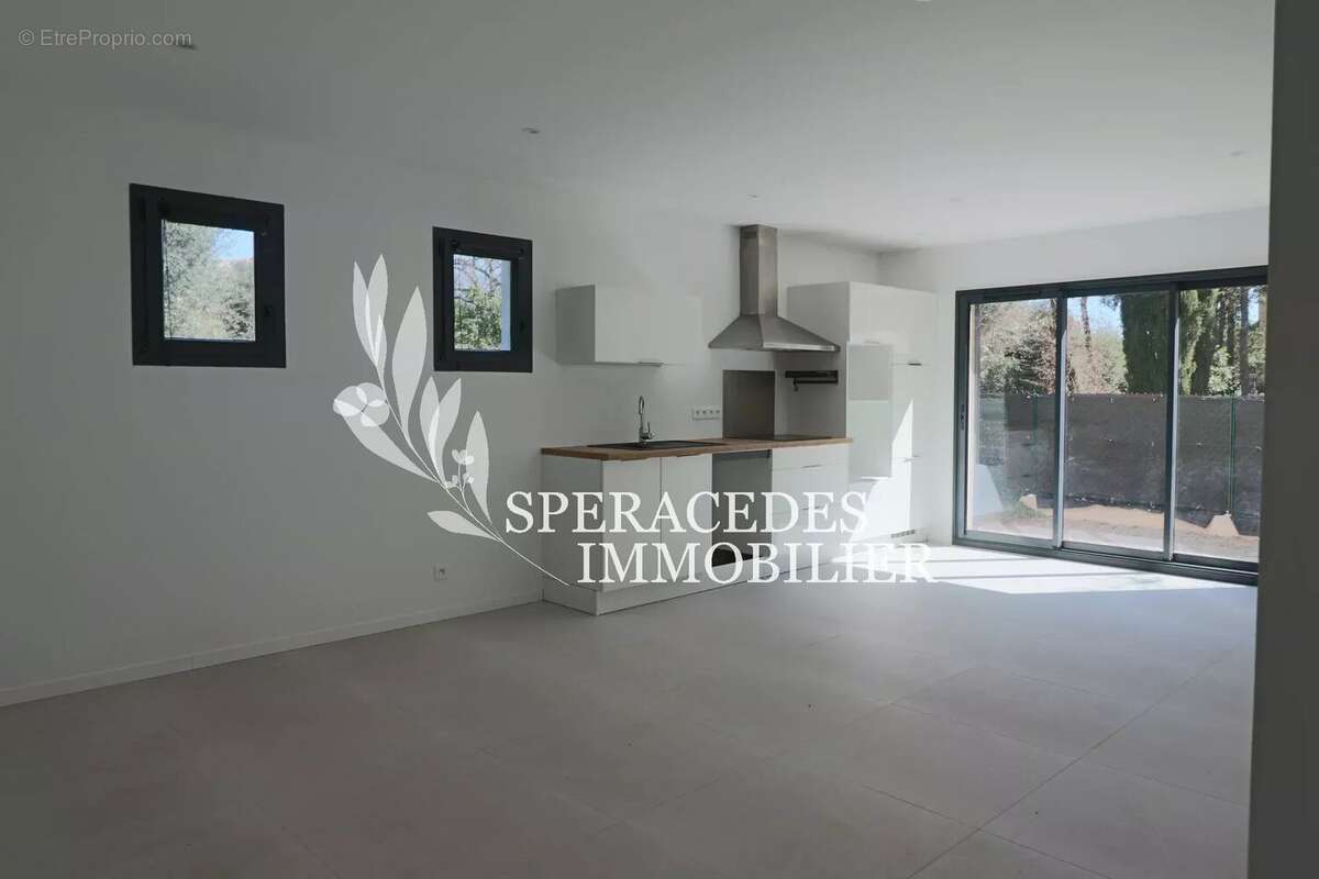 Appartement à SPERACEDES