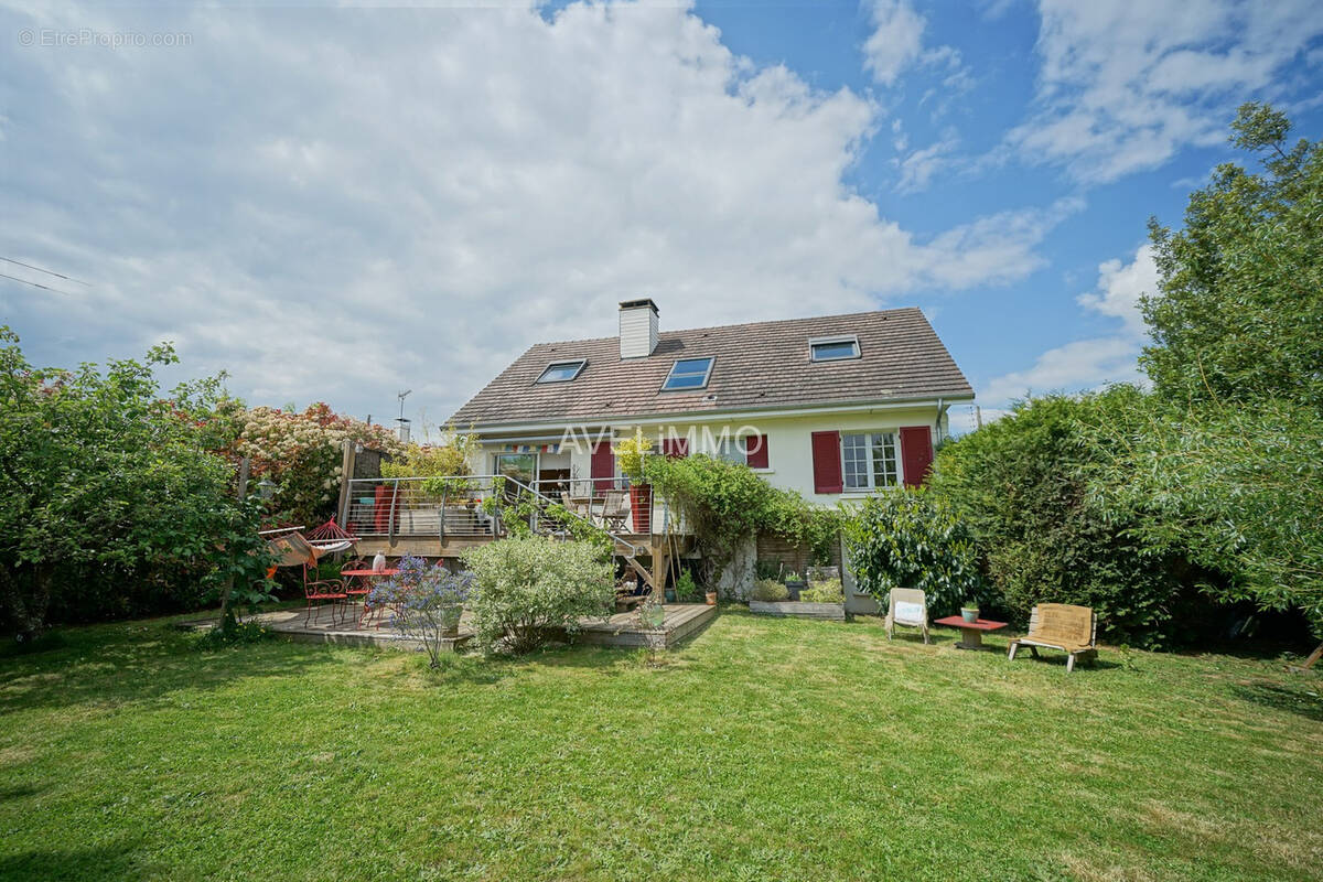 Maison à LA QUEUE-LES-YVELINES