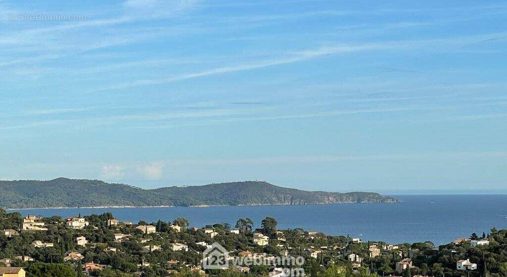 Face à vous, l?immensité de la mer? et les collines de Cavalaire en décor naturel, jusqu?à l?horizon. - Appartement à CAVALAIRE-SUR-MER