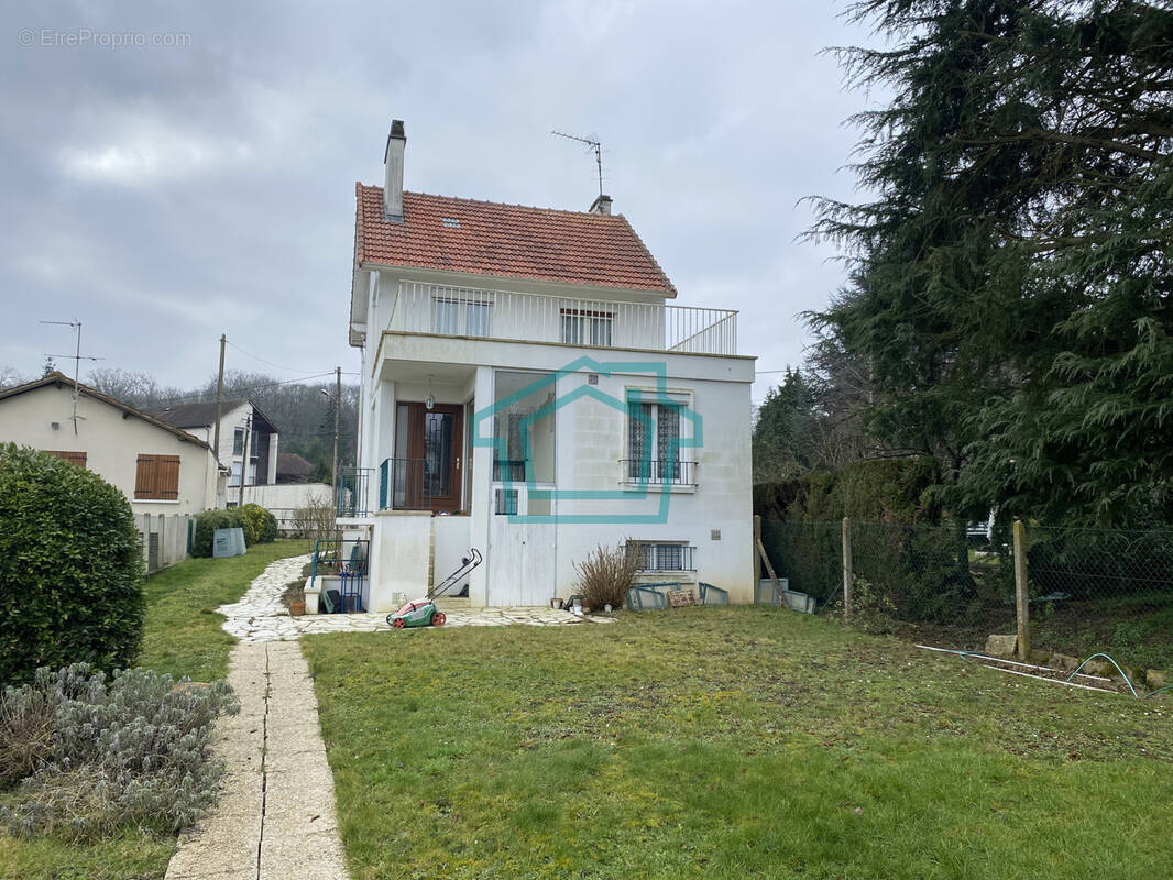 Maison à LA QUEUE-LES-YVELINES