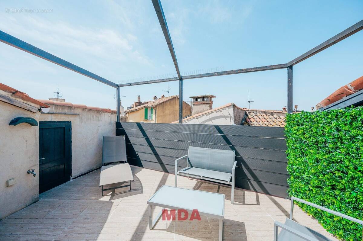 Appartement à CEYRESTE