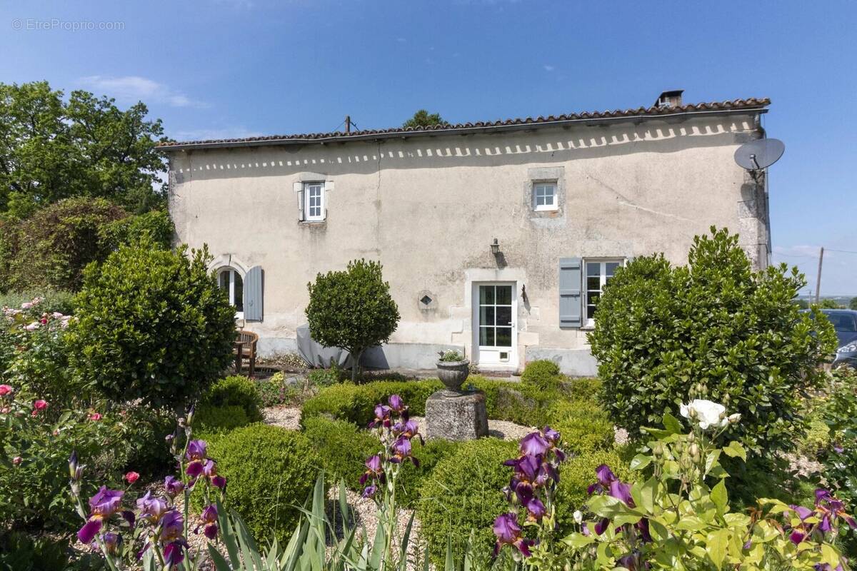 Maison à SEGONZAC