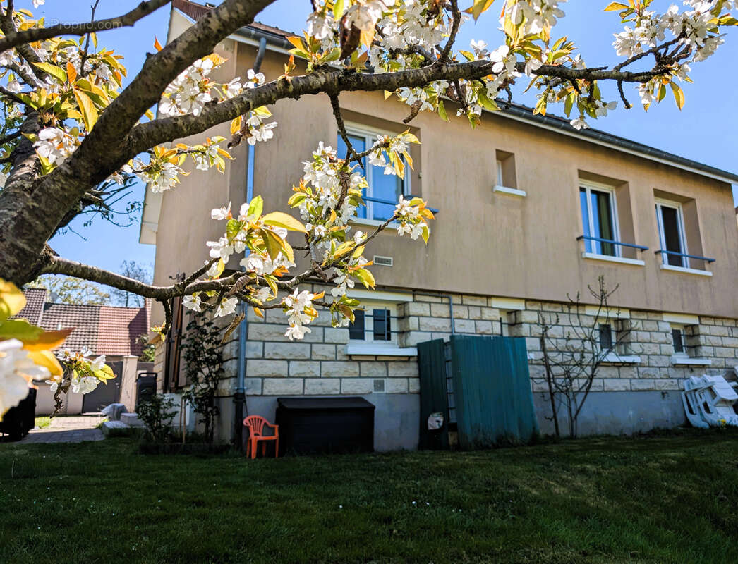 Maison à LA QUEUE-LES-YVELINES