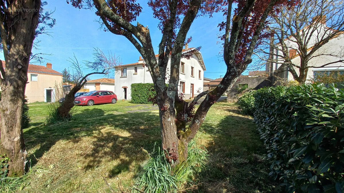 Maison à MONNIERES