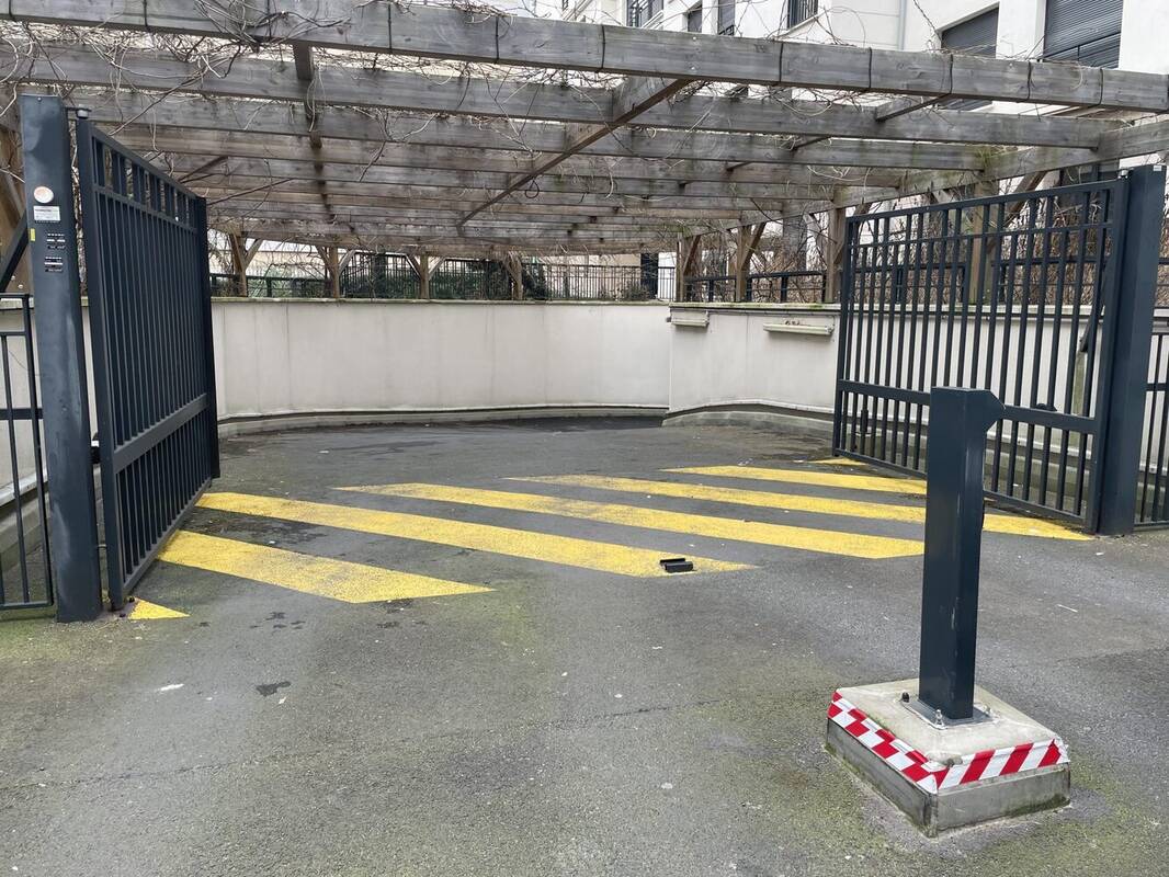 Accès extérieur - Parking à SURESNES