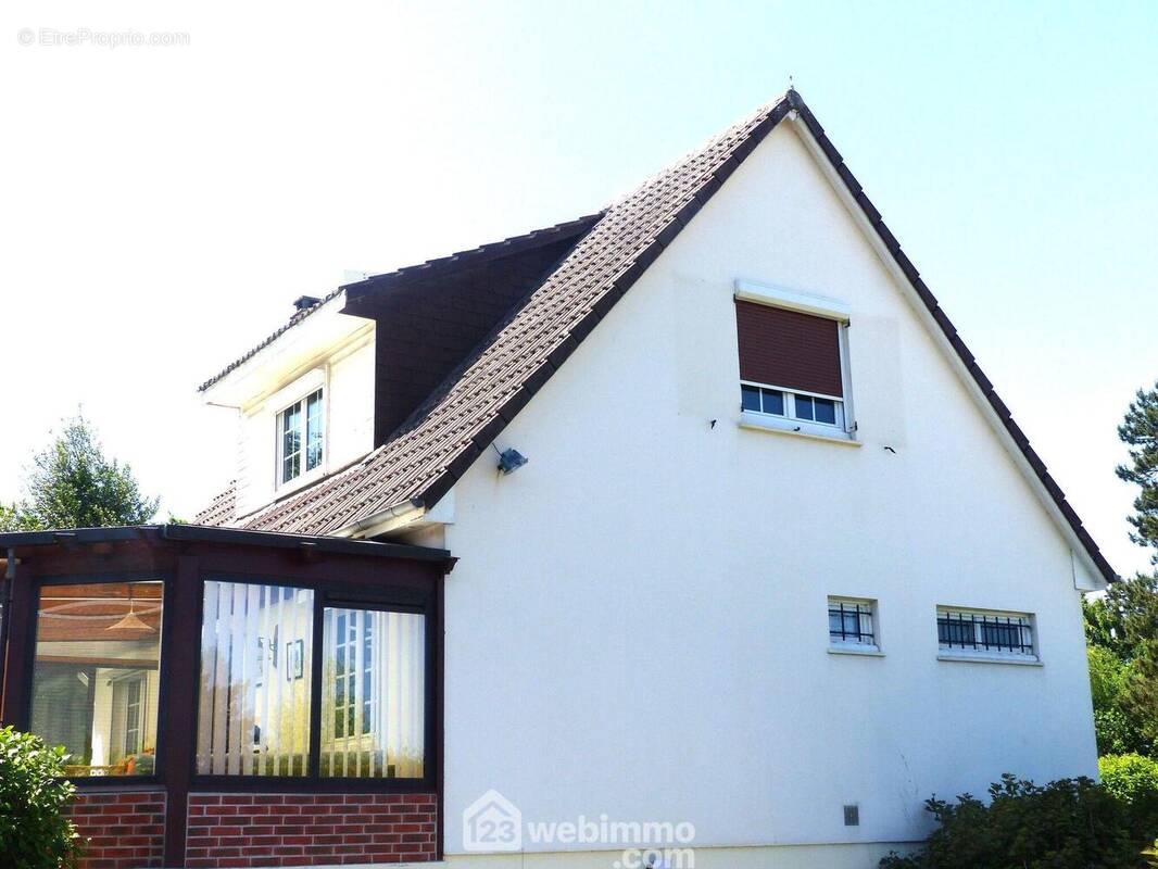 Au coeur de la commune de Quincampoix, maison rénovée de 110 m2 avec sous sol complet. - Maison à QUINCAMPOIX