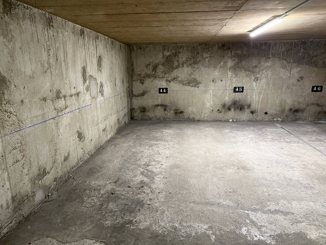 Parking à PARIS-11E