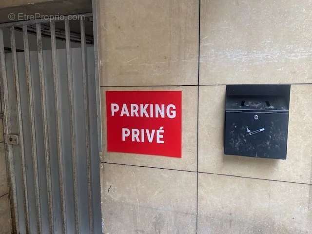 Parking à PARIS-16E