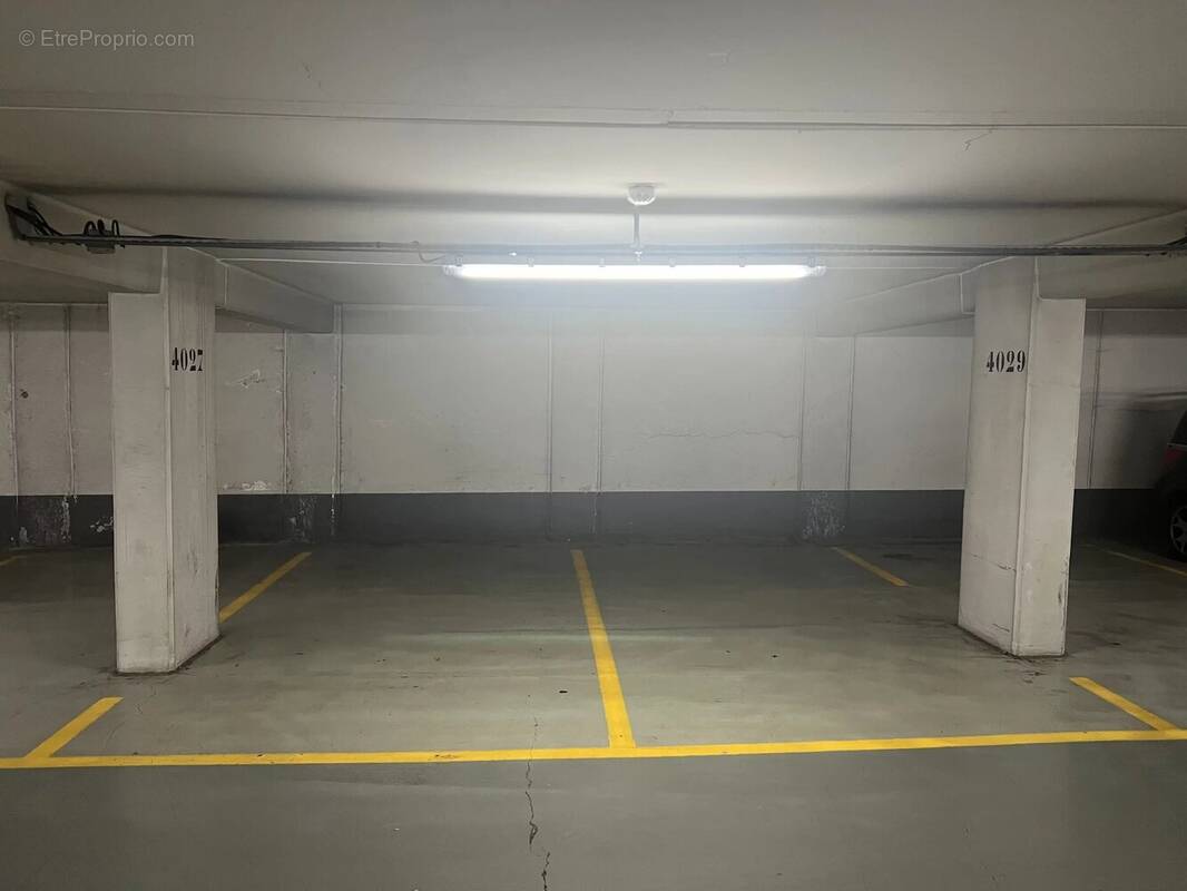 Parking à PARIS-8E