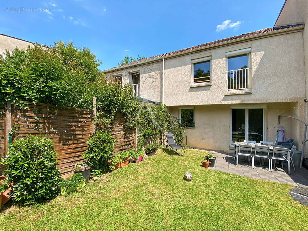 Maison à JOUY-LE-MOUTIER
