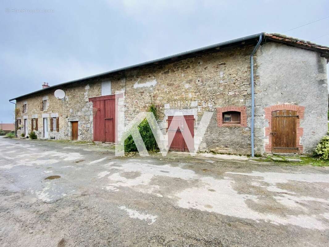 Maison à SAUVIAT-SUR-VIGE