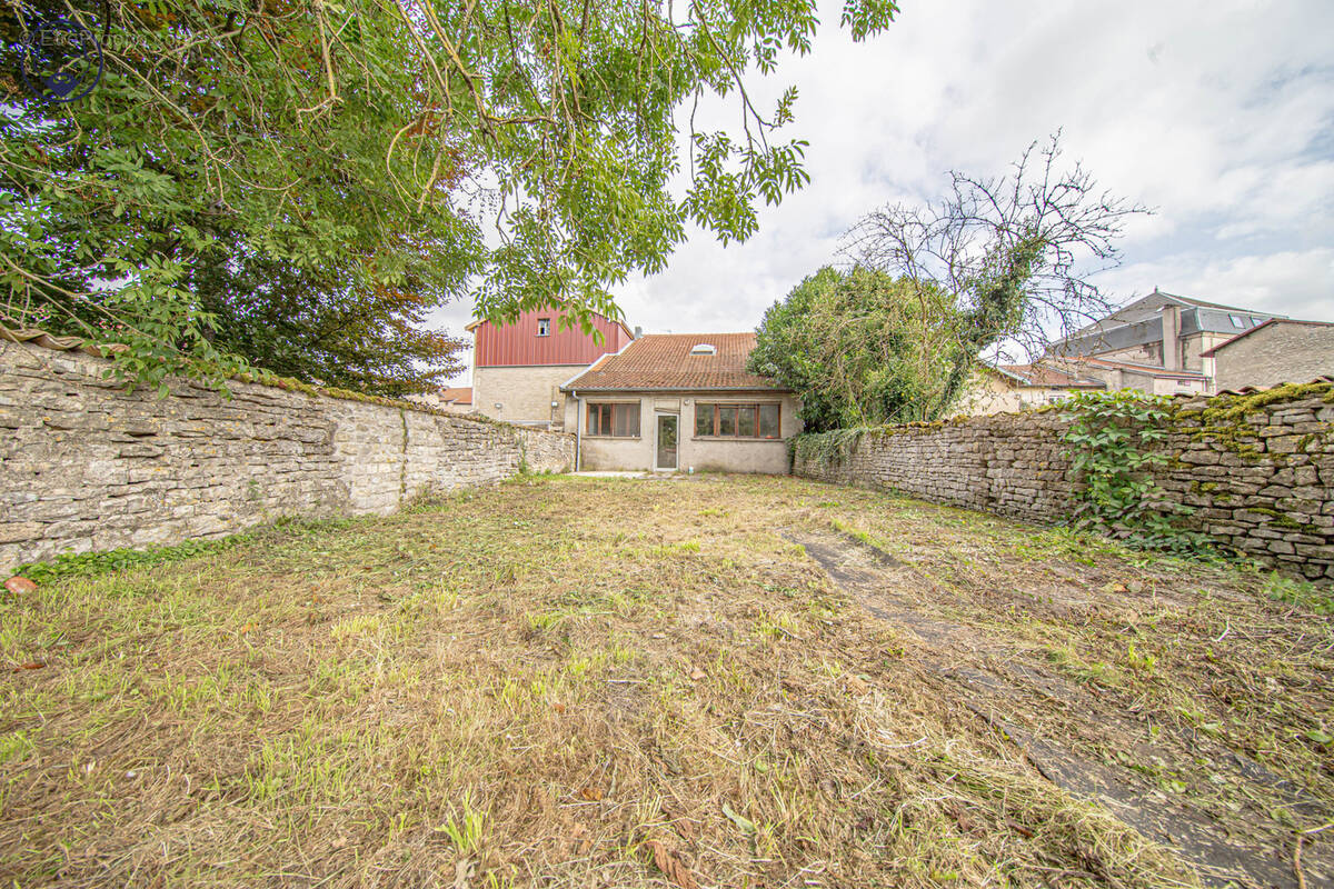 Maison à GONDRECOURT-LE-CHATEAU