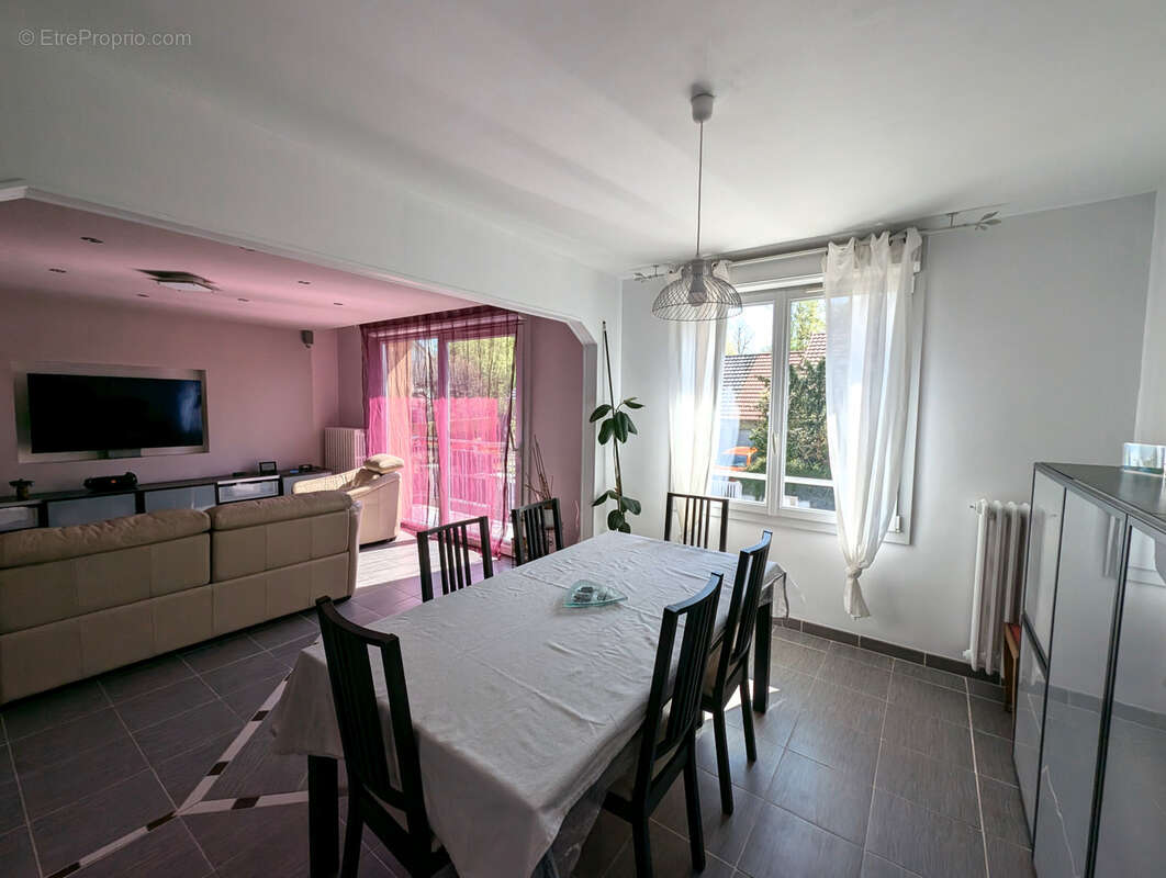 Maison à LA QUEUE-LES-YVELINES