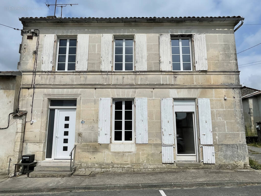 Maison à SAINT-LAURENT-DE-COGNAC