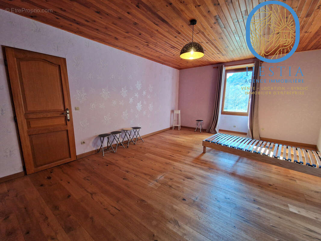 Maison à VEUREY-VOROIZE
