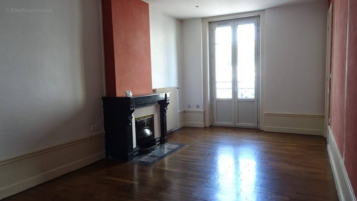 Appartement à LE CHAMBON-FEUGEROLLES