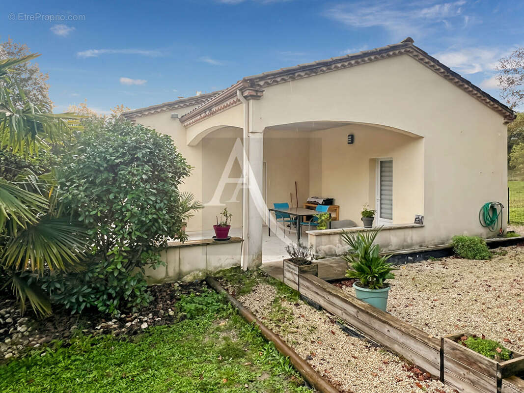 Maison à MONTAIGU-DE-QUERCY