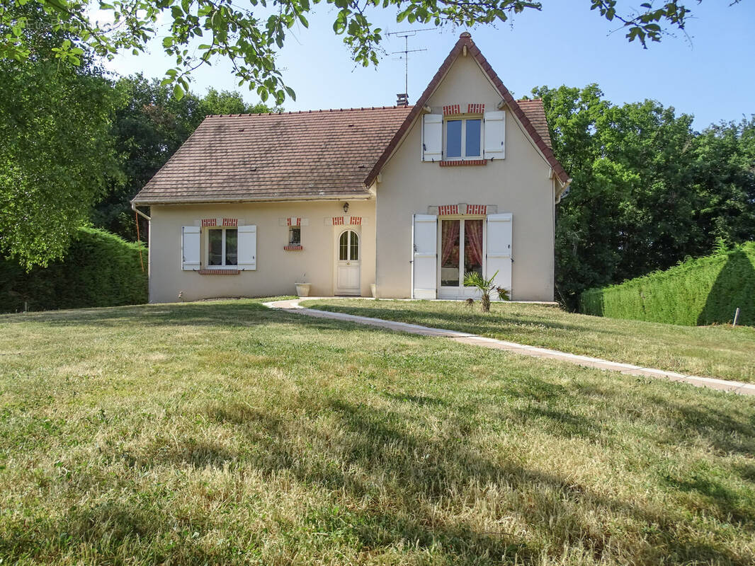 Maison à LA CHAPELLE-MONTMARTIN