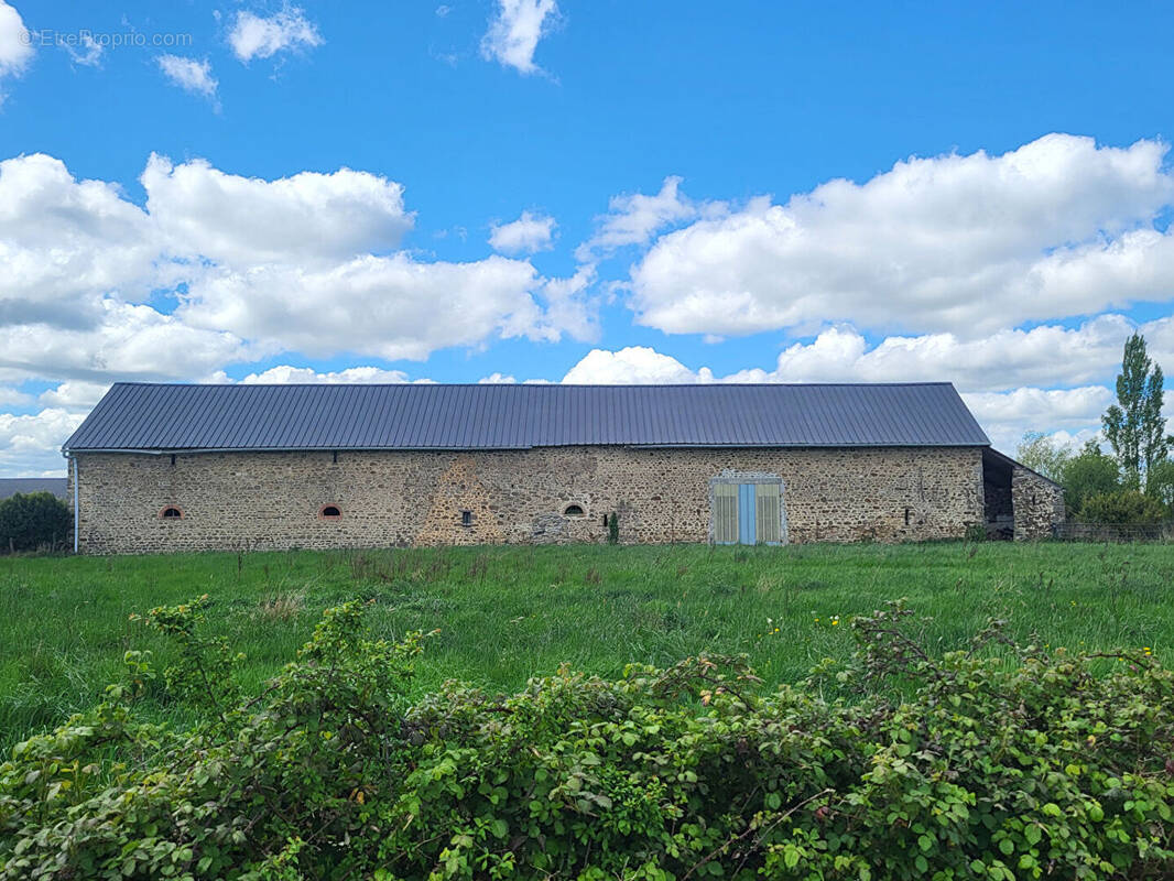 Maison à MONTSURS