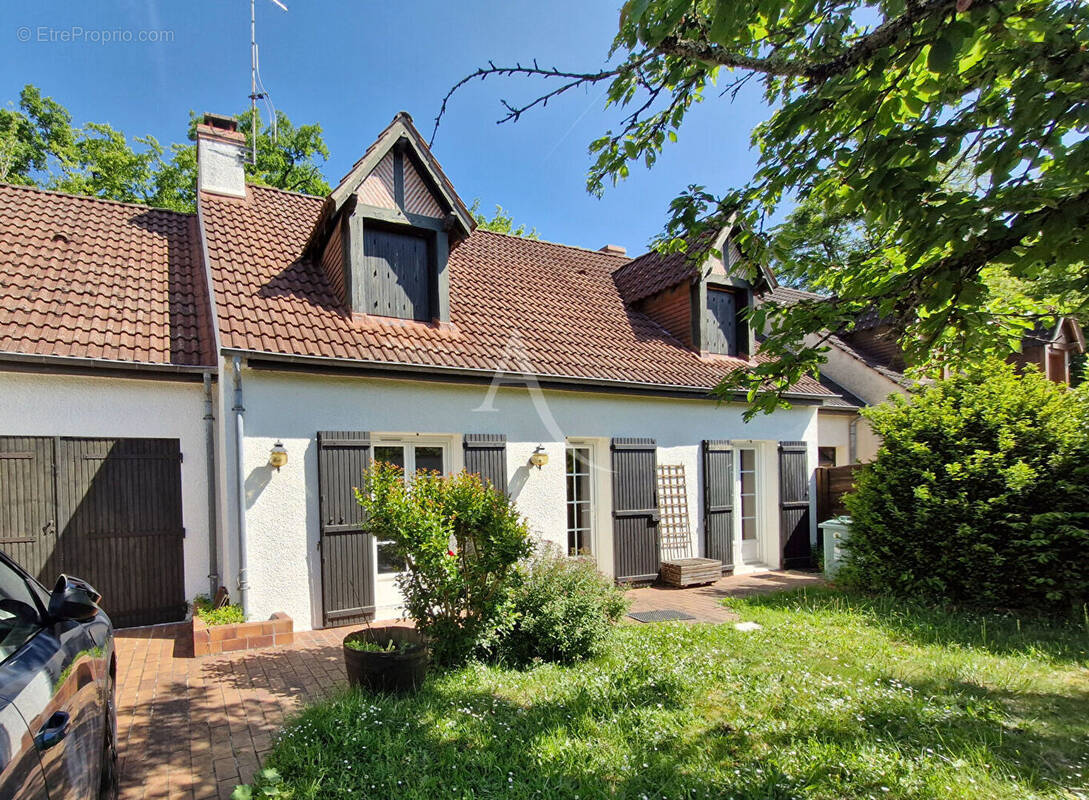 Maison à SAINT-JEAN-DE-BRAYE