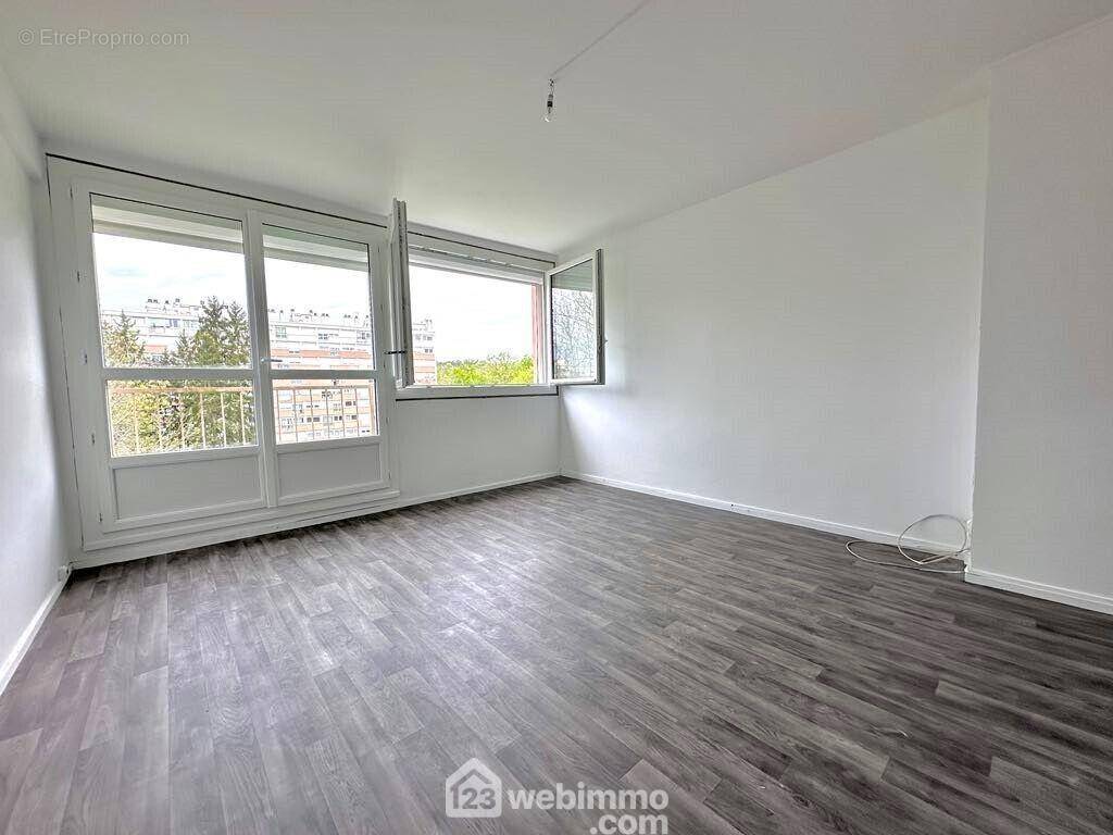 Voici le séjour de cet appartement récemment rénové. - Appartement à AVON