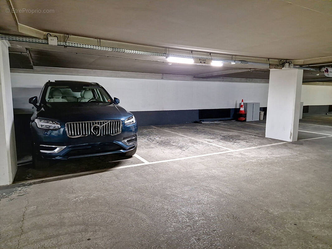Parking à PARIS-2E