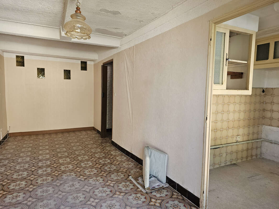 Appartement à LA ROQUE-D&#039;ANTHERON