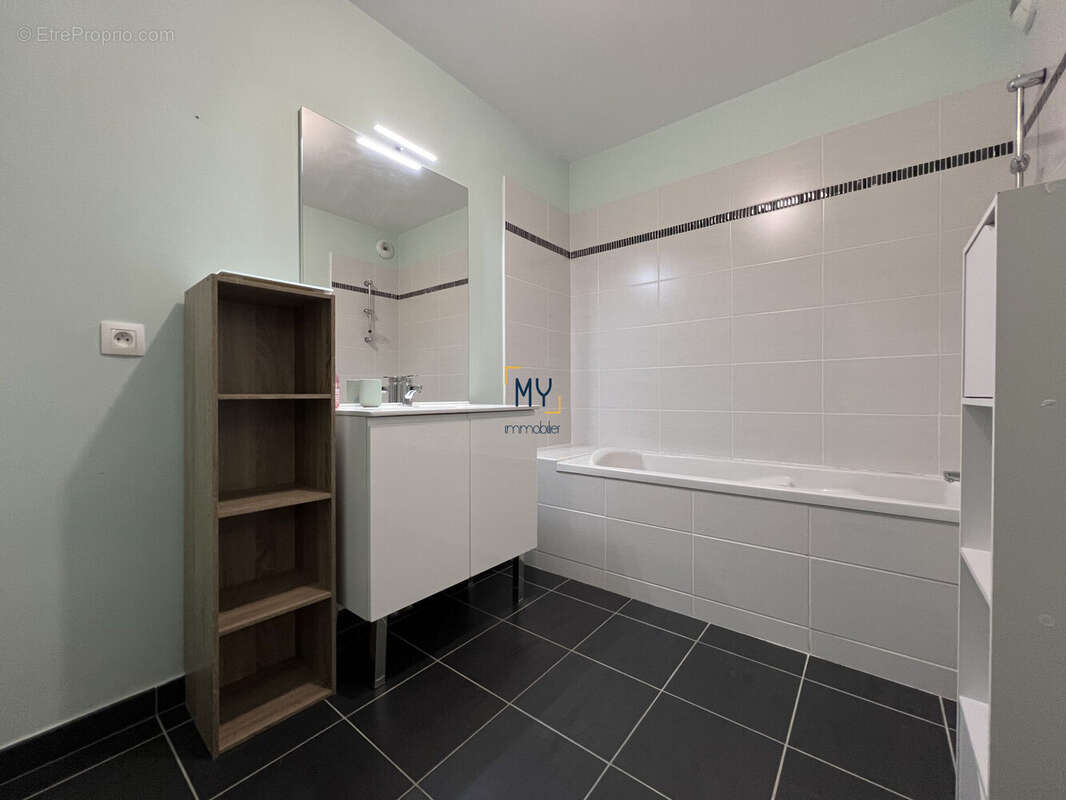 SALLE DE BAINS - Appartement à vendre - T4 75m² - Capinghem - Appartement à CAPINGHEM