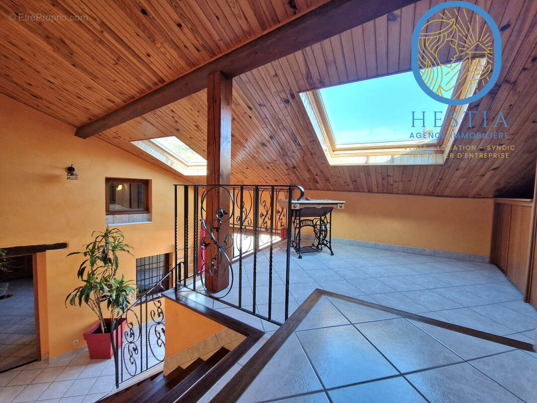 Maison à VEUREY-VOROIZE
