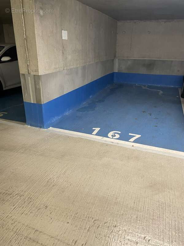 Emplacement simple  - Parking à SURESNES