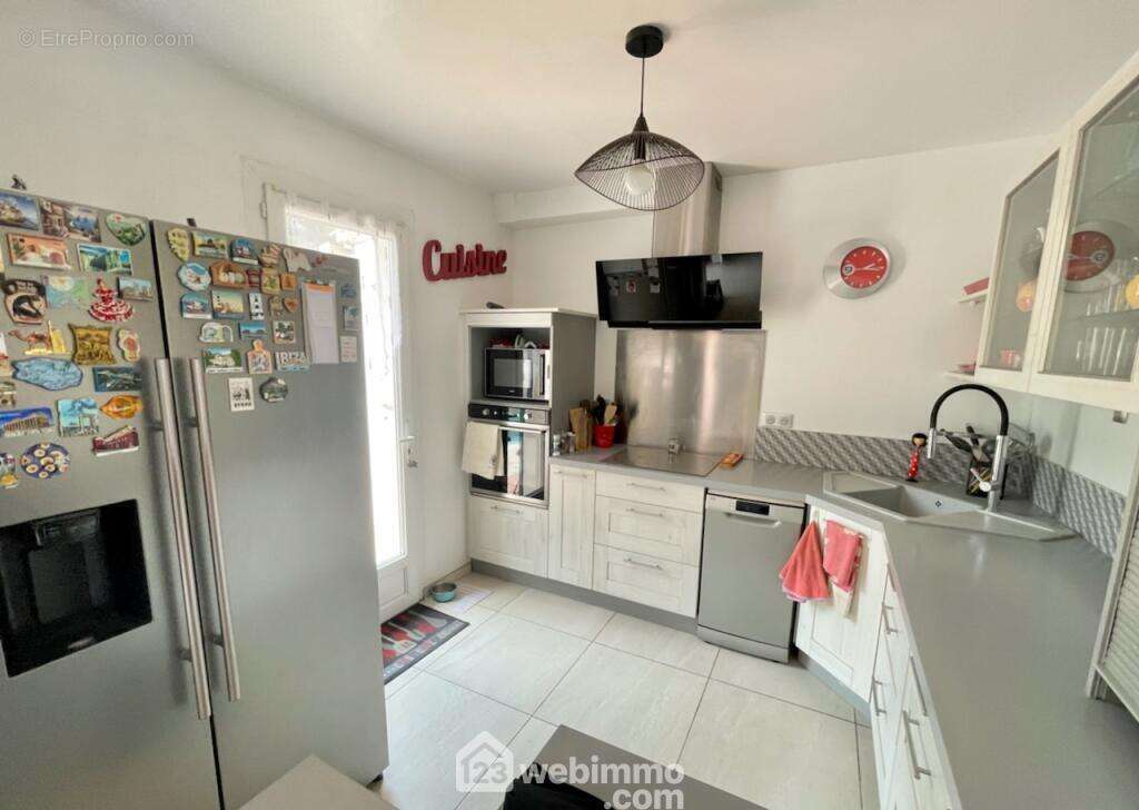 Cuisine équipée ouverte sur le séjour - Maison à SAINTE-MAXIME