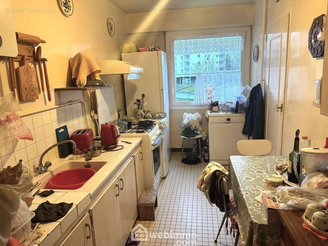 voici la cuisine - Appartement à RIS-ORANGIS